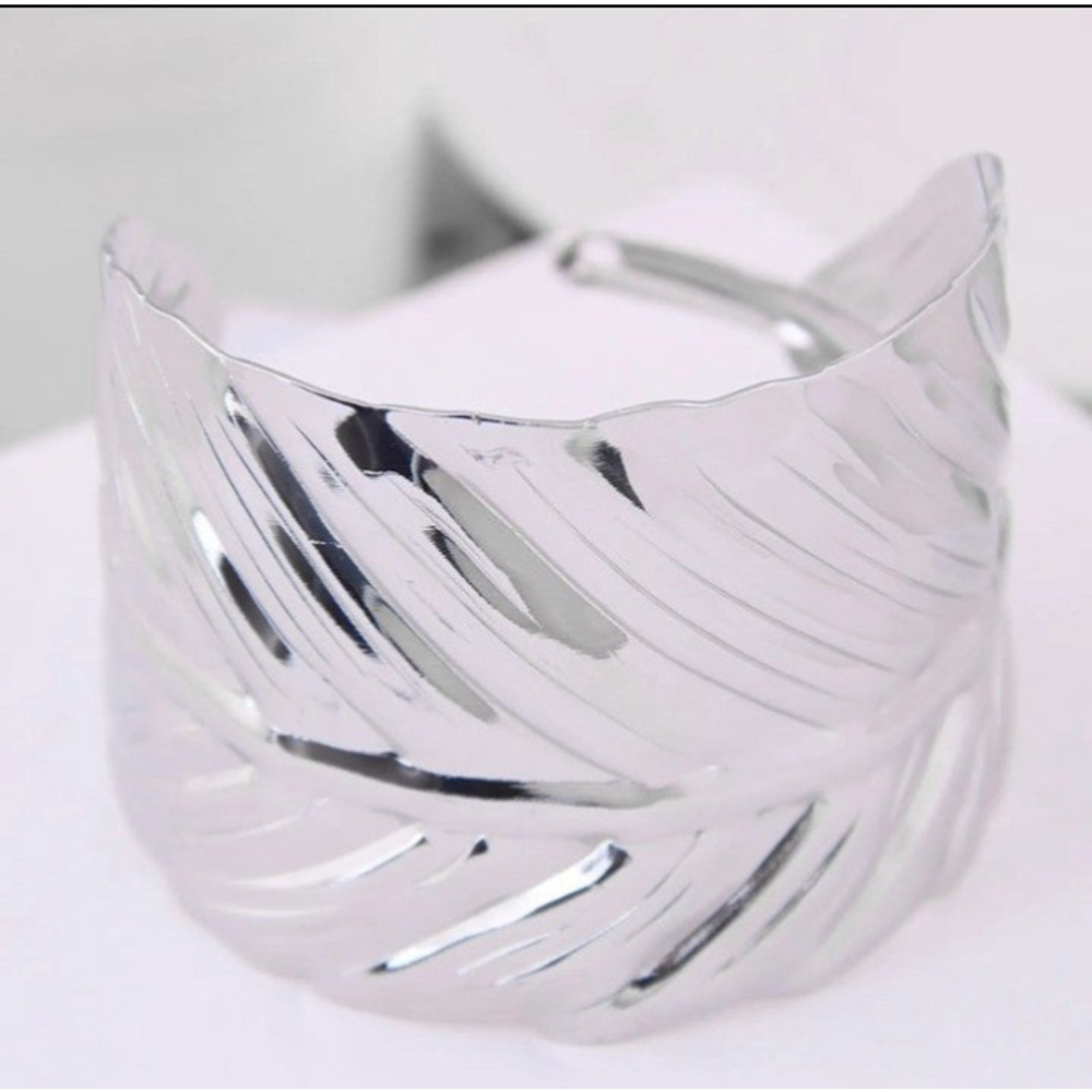 Vintage Style Leaf Shaped Bracelet Cuff In Silver